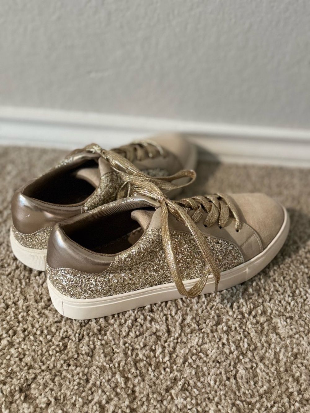 Women's Glitter Accent Low-Top Sneakers in Gold